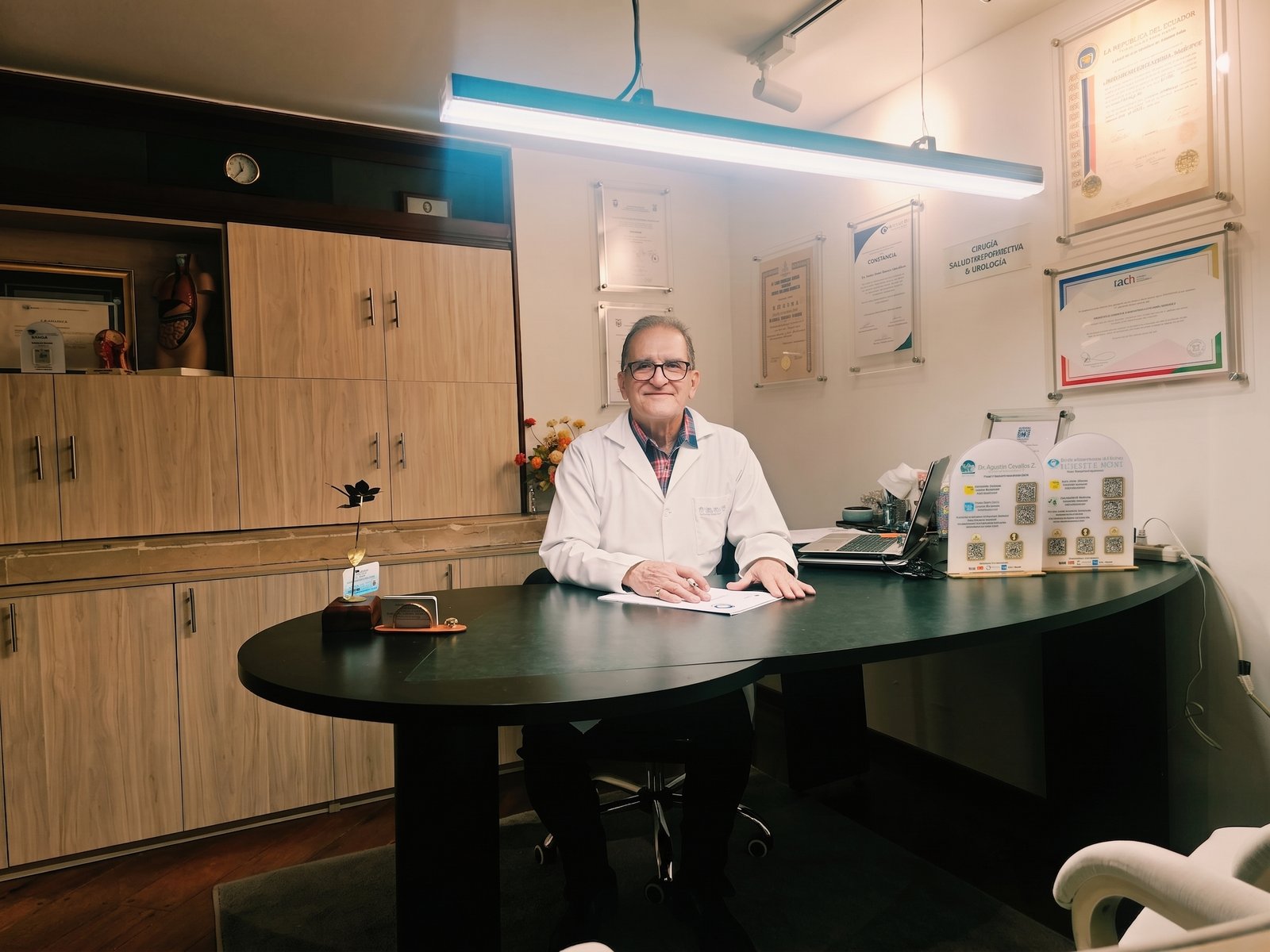 Dr. Guillermo Agustín Cevallos en su consultorio, CEPEFA